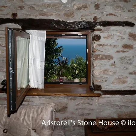 Aristoteli's Stone House בית נופש *