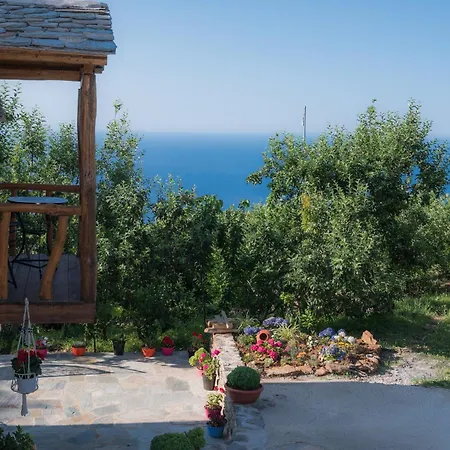 Aristoteli's Stone House בית נופש *